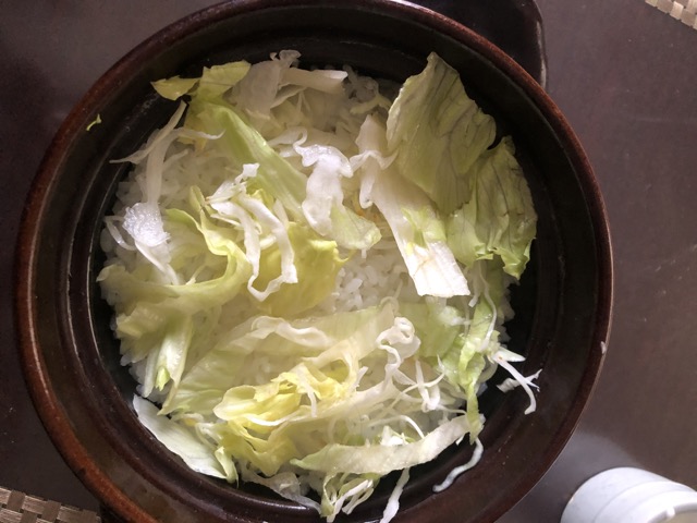 土鍋にレタスを敷きます。