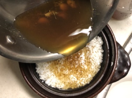 土鍋に鮑の煮汁を入れます